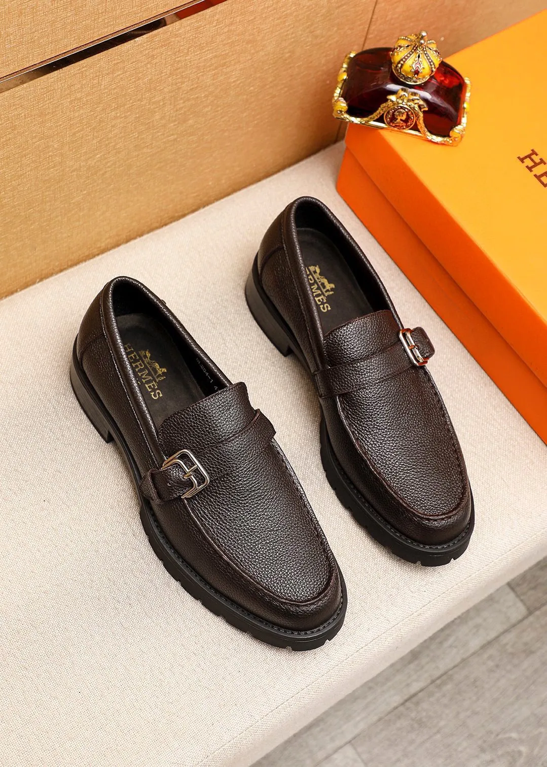Men's shoes 💰460 💐 Product trademark: HERMES "Hermès" casual leather shoes Regular size: 39-44 (38.45🉑️customized) Product materials: Selected imported first-layer pebbled cowhide leather upper + classic hardware buckle, imported water-dyed 🐂 cowhide lining. Strong three-dimensional visual effect, non-slip and wear-resistant rubber outsole Color: 2⃣️colors available